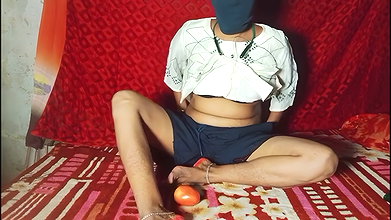 18 sal ki college ladki ne bur me tamatar dal liya