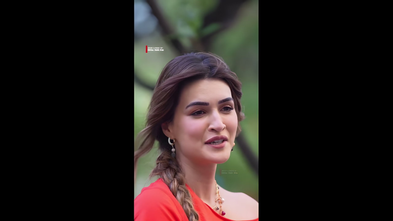 SEXY CHICK LOOKS KRITI SANON RAUNCHY IN MINI SKIRT (2)