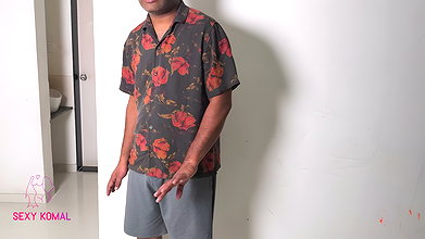 Soft! The owner of the house came to the house to ask for a feast, the husband touched the man in the bathroom, took the owner’s penis in the pussy