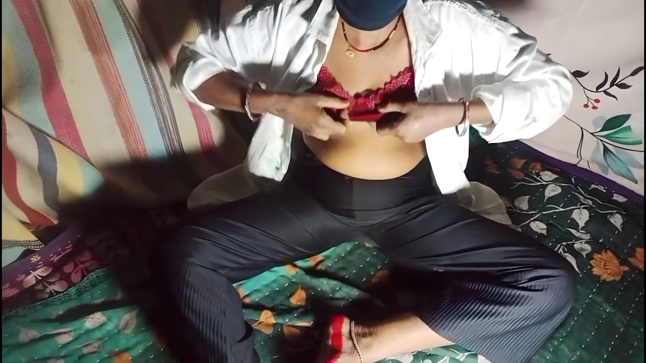 Stepbrother Saw Stepsister-in-law’s Pussy Hole by Inserting His Finger