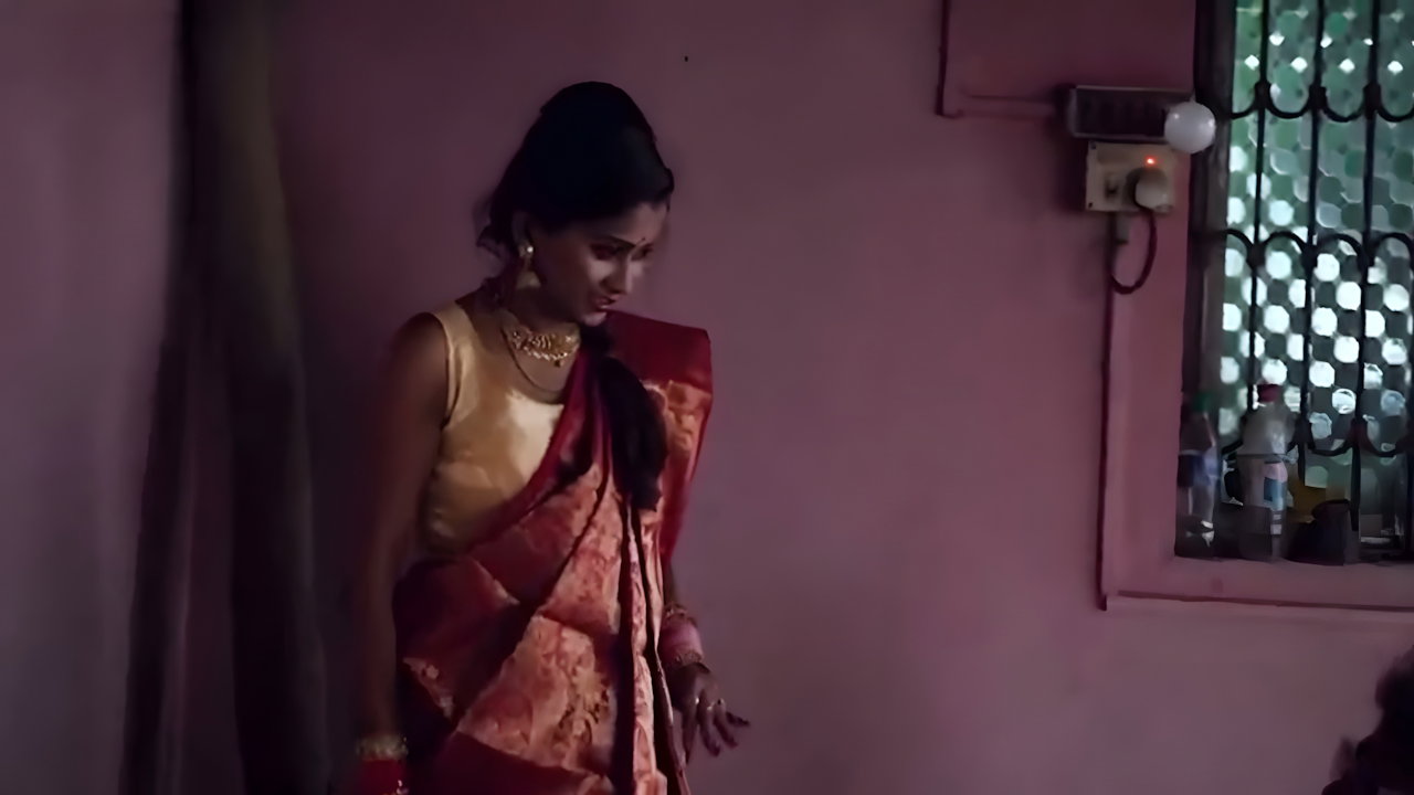 Step sister ko khana banate samey hi step brother ne jabbar dasti pela