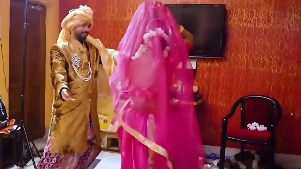 Raja ne naukrani ko sona dekar khusi khusi chod diya