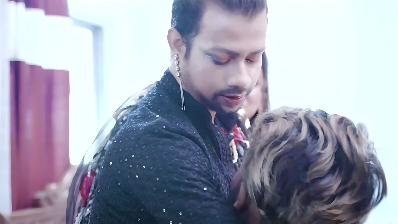 Dost ki Biwi ko dost ke samne hi choda Threesome hardcore action sex