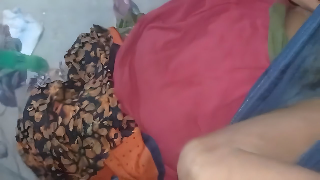 Gaon ke friend ki mausi ko Apne Ghar per bulakar Kali chut Ki Kar Li chudai Desi mausi ki chut