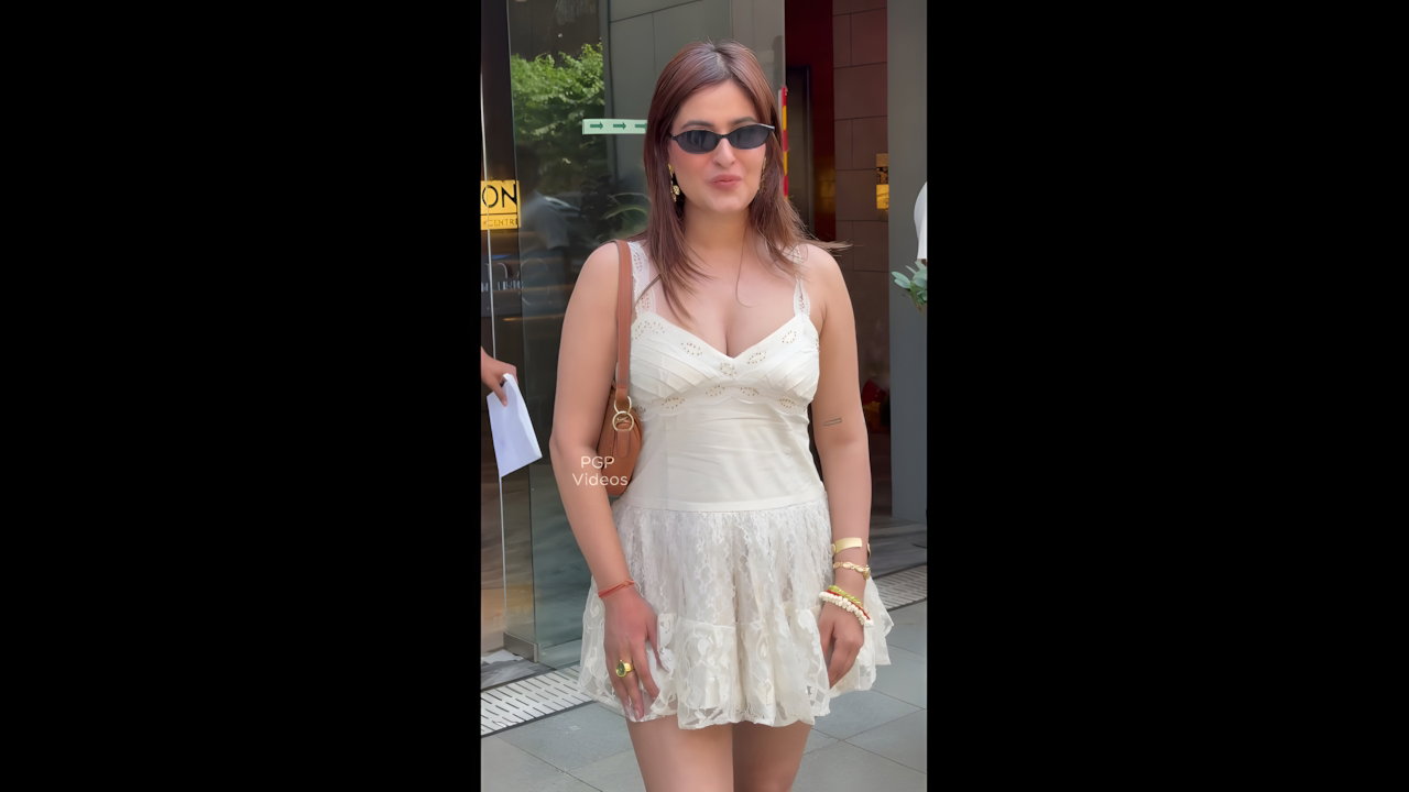 Sexy Model Karisma Sharma Cleavage Show Looks Hot White Dress.. Damm 2