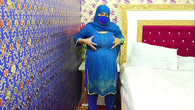 Huge Boobs Desi Paki Aunty Fucking Pussy with Cucumber