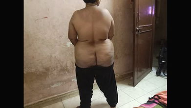 Desi Tamil When Uma gets hot, she lowers them and leaves her femininity slowly with her hands down