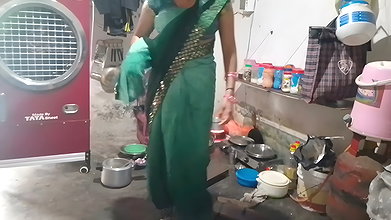 Sister-in-law in the kitchen, sister-in-law took out the water of the brother-in-law’s land, showing big boobs with her hands Hindi audio