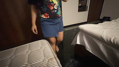 Customer gives her pussy to the delivery guy instead of cash
