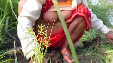 My elder sister-in-law is tormenting in the field of millet by undressing her clothes and putting fingers in her pussy