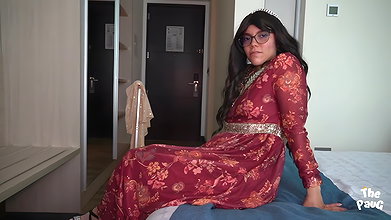 Big ass Indian girl is seduced by a sexy guest at the hotel