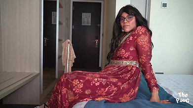 Big ass Indian girl is seduced by a sexy guest at the hotel