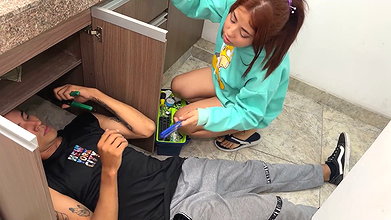 My young neighbor plumber unclogs my pipes – Thiago Lopez & Celeste Alba