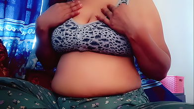 DESI BHABHI BIG ASS AND BIG PUSSY FINGERING IN HER NEIGHBOUR UNCLE