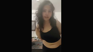 chubby desi girl sexy deep navel in black top 1
