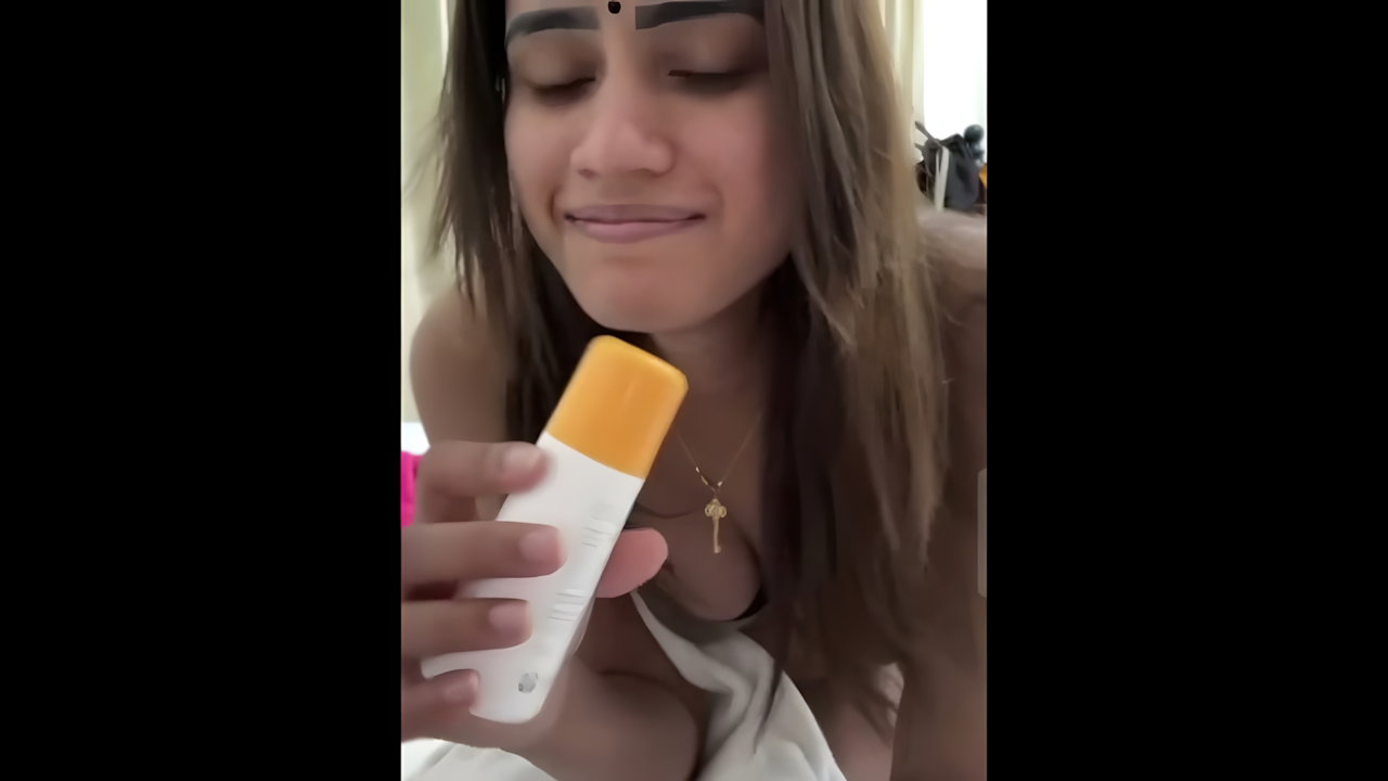 BEAUTIFUL SEXY MALAYSIAN TAMIL DANCER SUCKING FINGER, SHOWING ASS & FINGERING 3