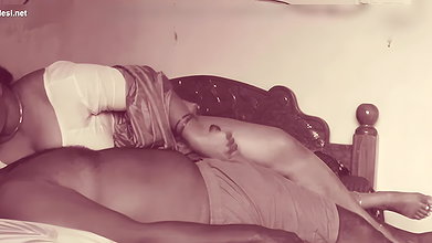 Cheating Indian Housewife in Saree Kissing in Bed & Giving Handjob to Lover