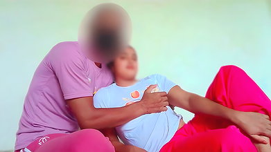 The Neighbor Aunty’s Pinch Called the Girl on the Pretext of Playing and Put the Dick in Her Mouth, the Girl Is Also Supporting