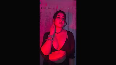 INSTA THOT SEXY BABE SOFIA ANSARI AMPLE CLEAVAGE SHOW