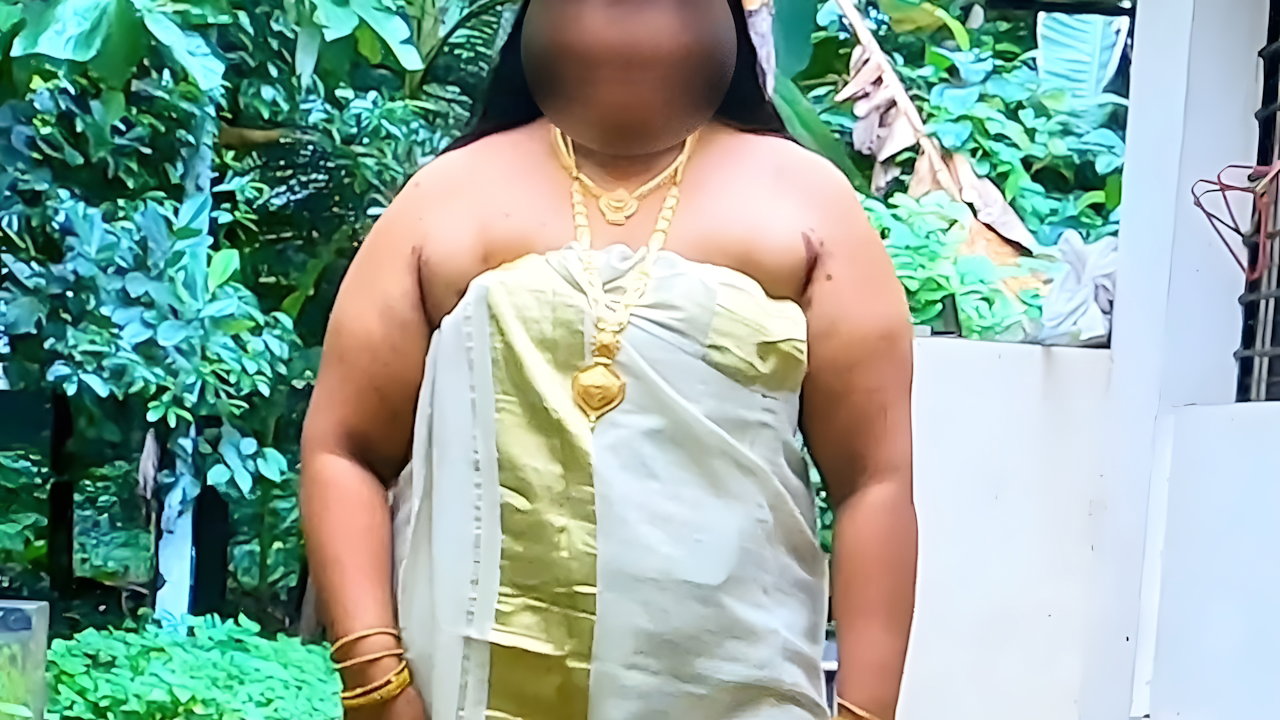 Mallu MILF Shows Big Ass in Loincloth My Desi