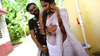 Bhabhi ko nahate hue choda – Indian Sex MMS video
