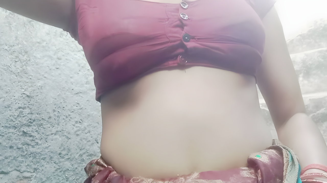 Indian Bhabhi Flashes Boobs and Pussy in Kitchen MMS