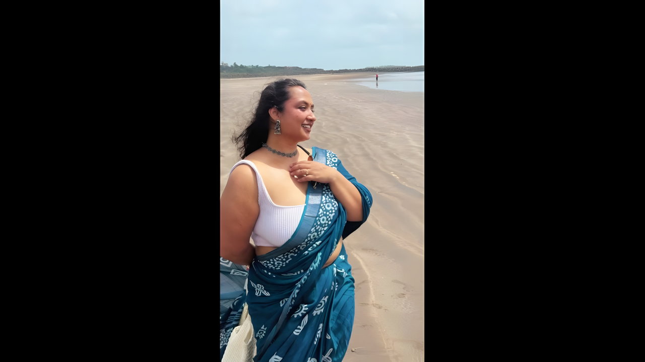 Busty Marathi Lady in Blue Saree Shows Off My Desi Curves