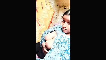 Desi Girl Showing Big Ass in Indian Sex MMS