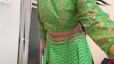 Hot Desi Vlogger’s Sexy Navel in Garba Green Costume Mydesi xxx