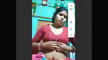 Desi Bhabhi Shows Boobs