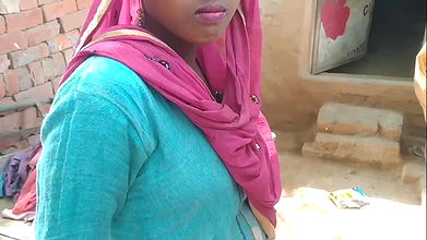 Sali ko safai kar rahi usko salwar khol ke jamkar chudai desi Indian sex Hindi real sex hot sec