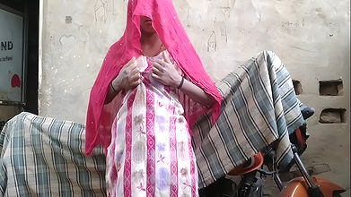 The sister-in-law who was sweeping was fucked a lot by opening her salwar