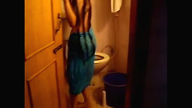 IndianSexVideoz_cute_desi_girl_nice_bathroom_blowjob