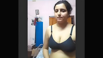 Bengali Boudi Showing