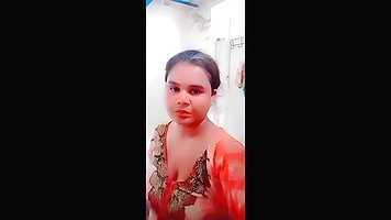 Desi girl bathing an showing boobs