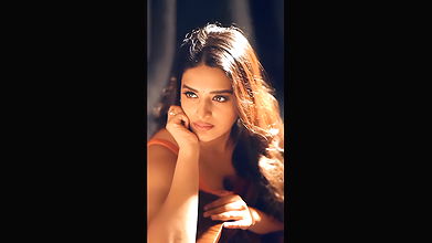 Niddhi Agarwal saree blouse cleavage