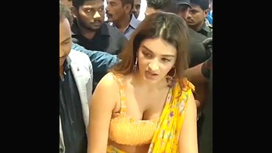 Niddhi agerwal Hot cleavage
