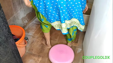 Mummy, I don’t want to take a bath right now, the water is very cold, sit quietly and take a bath here.