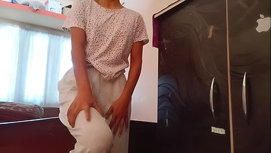 Desi girl hot video showing boobs and ass