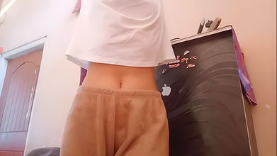 Cute Chick Shows off Her Naked Body