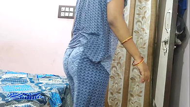 Bhabhi uwodzi mechanika telewizyjnego do seksu, ponieważ nie jest w stanie zapłacić rachunku