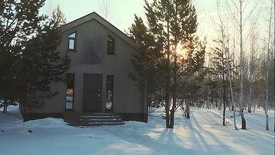 Duża piersi laska ssie własne piersi w seksownej czerwonej szmince Długie paznokcie i wysokie obcasy