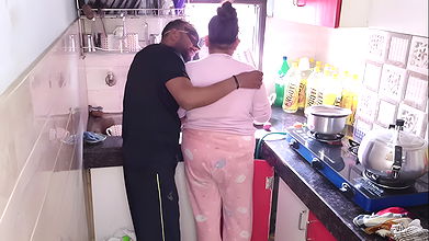 Gorąca i seksowna przyrodnia siostra Kajal i Promila Hardcore ruchają się z przyrodnim bratem w kuchni