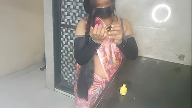 Gorąca indyjska seksowna żona Sarika Seks z mężem Rahul, indyjska gospodyni domowa Sari Sex Video