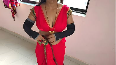 Gorąca seksowna Tharki Żona Sarika Ma Desi seks z Sari z podniesionymi nogami