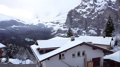 Moja macocha robi się napalona, gdy chwytam jej duże cycki, gdy jedzie mojego penisa, sprawia, że cum wewnątrz jej cipki kremówka