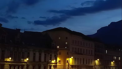 Moja żona sąsiadów z pięknymi dużymi cyckami była tak napalona, że siedzi na moim kutasie i jeździ, aż sprawia, że spust w niej