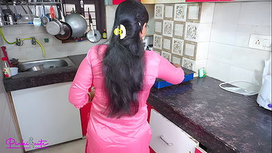 Mój sąsiad pieprzy mnie ostro, aż napełnił moje cycki spermą, przyszedł do mojego domu poprosił o warzywa.