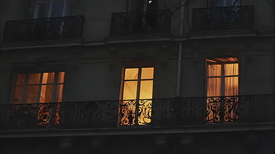 Napalona dziewczyna z dużymi pięknymi piersiami i dużym tyłkiem palcowania i jebanie jej ciasnego dupka, analny palcowania masturbacja orgazm