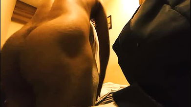 Napalona żona Priti daje masaż olejkiem przed seksem